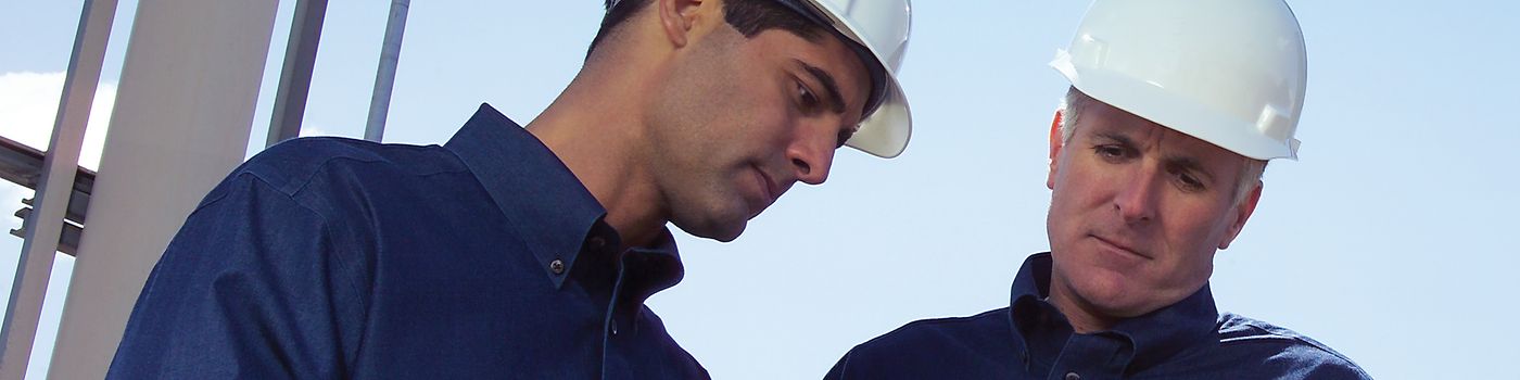 PPL_Men-LookHandheldDevice_001