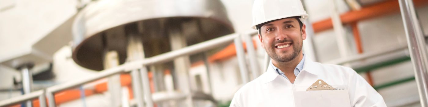 Homme dans une usine
