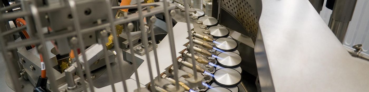 Máquina de llenado y sellado totalmente automática para la producción de medicamentos en ampollas.