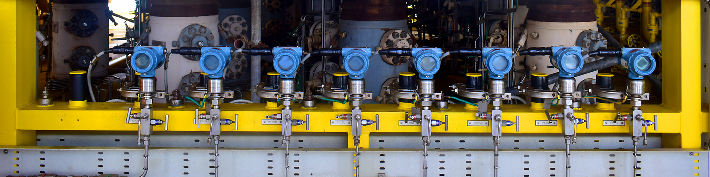 Pressure transmitters with inline manifolds