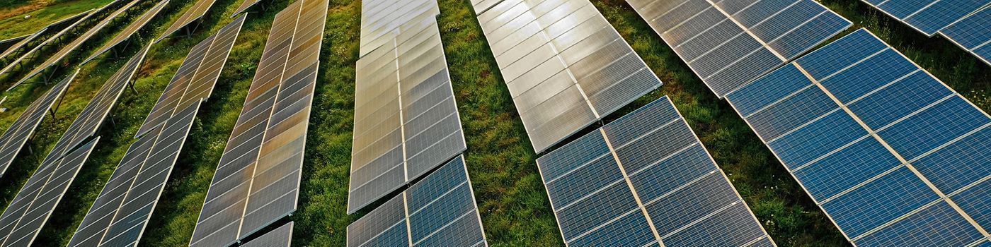 Paneles solares en una ladera cubierta de hierba