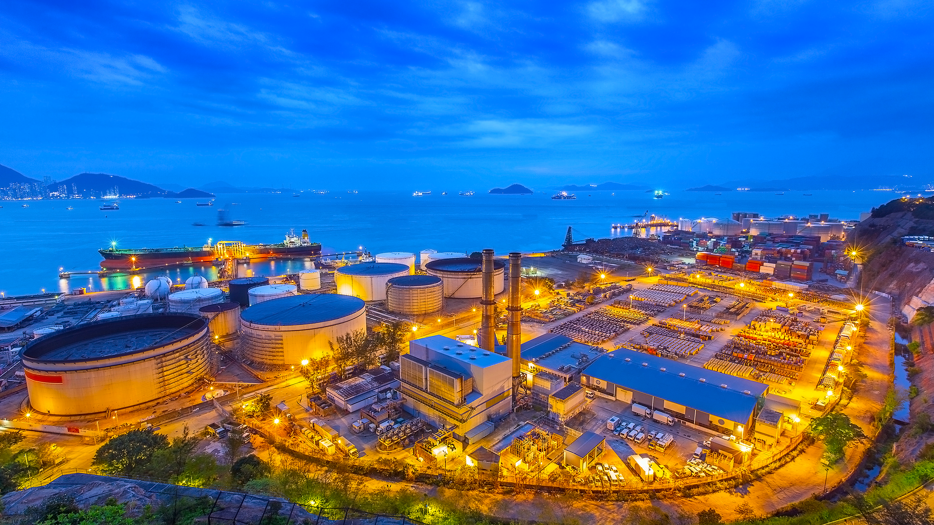 Bacs de stockage de gaz dans une usine pétrochimique