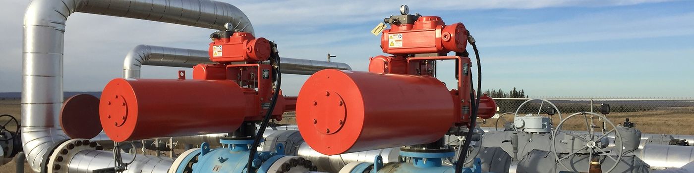 Deux actionneurs pneumatiques Bettis raccordés à des vannes sur une canalisation