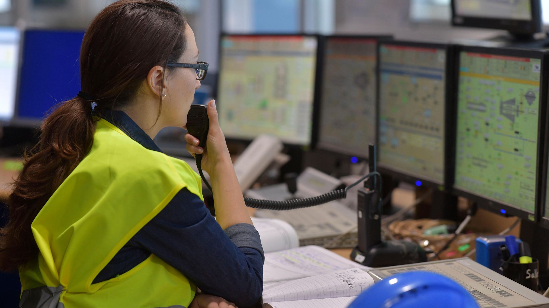 Trabalhador na sala de controle de operações da planta colete de segurança operações de reciclagem de plásticos químicos