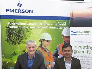 Mike Train von Emerson und Ani Kulkarni, Ph.D. und CEO von CRT unterzeichnen eine Vereinbarung (Memorandum of Understanding, MoU) bei Cavendish Renewable Technology